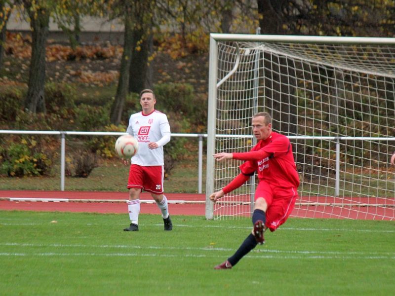 Ü35-Kicker verlieren Spitzenspiel gegen Tabellenführer Ueckermünde mit 1:3 Ü35-Kicker verlieren Spitzenspiel gegen Tabellenführer Ueckermünde mit 1:3
