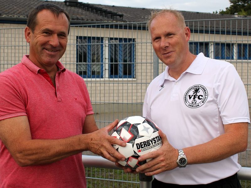Sportgeschäftsinhaber Dirk Wollenburg spendiert unseren Kickern neue Fußbälle Sportgeschäftsinhaber Dirk Wollenburg spendiert unseren Kickern neue Fußbälle
