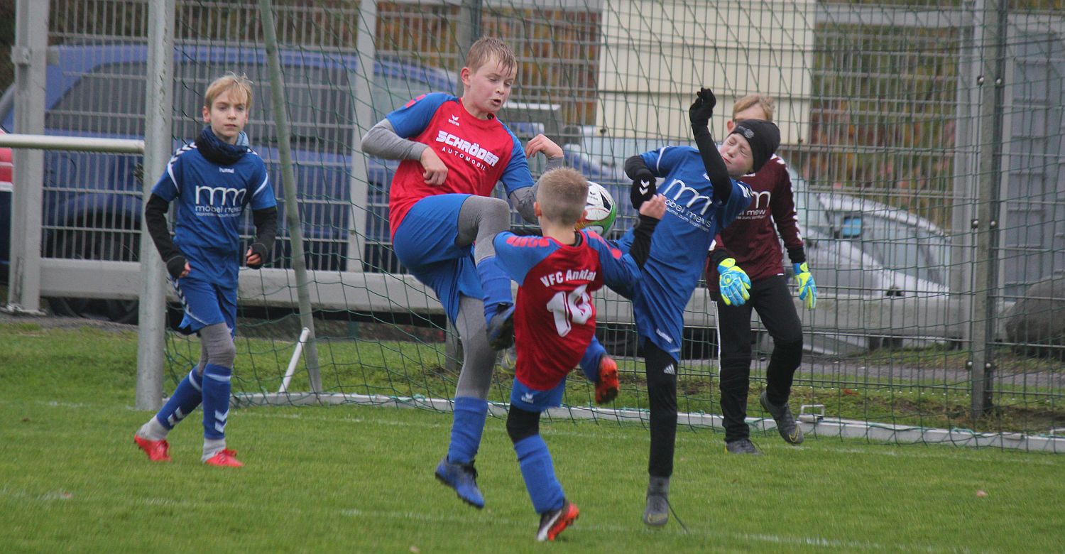 E1-Junioren haben auf eigenem Rasen mit 2:9 das Nachsehen