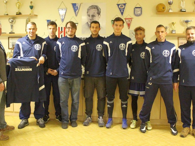 Zillmann Malerbetrieb GmbH spendiert Kreisliga-Kickern neue Trainingsanzüge Zillmann Malerbetrieb GmbH spendiert Kreisliga-Kickern neue Trainingsanzüge