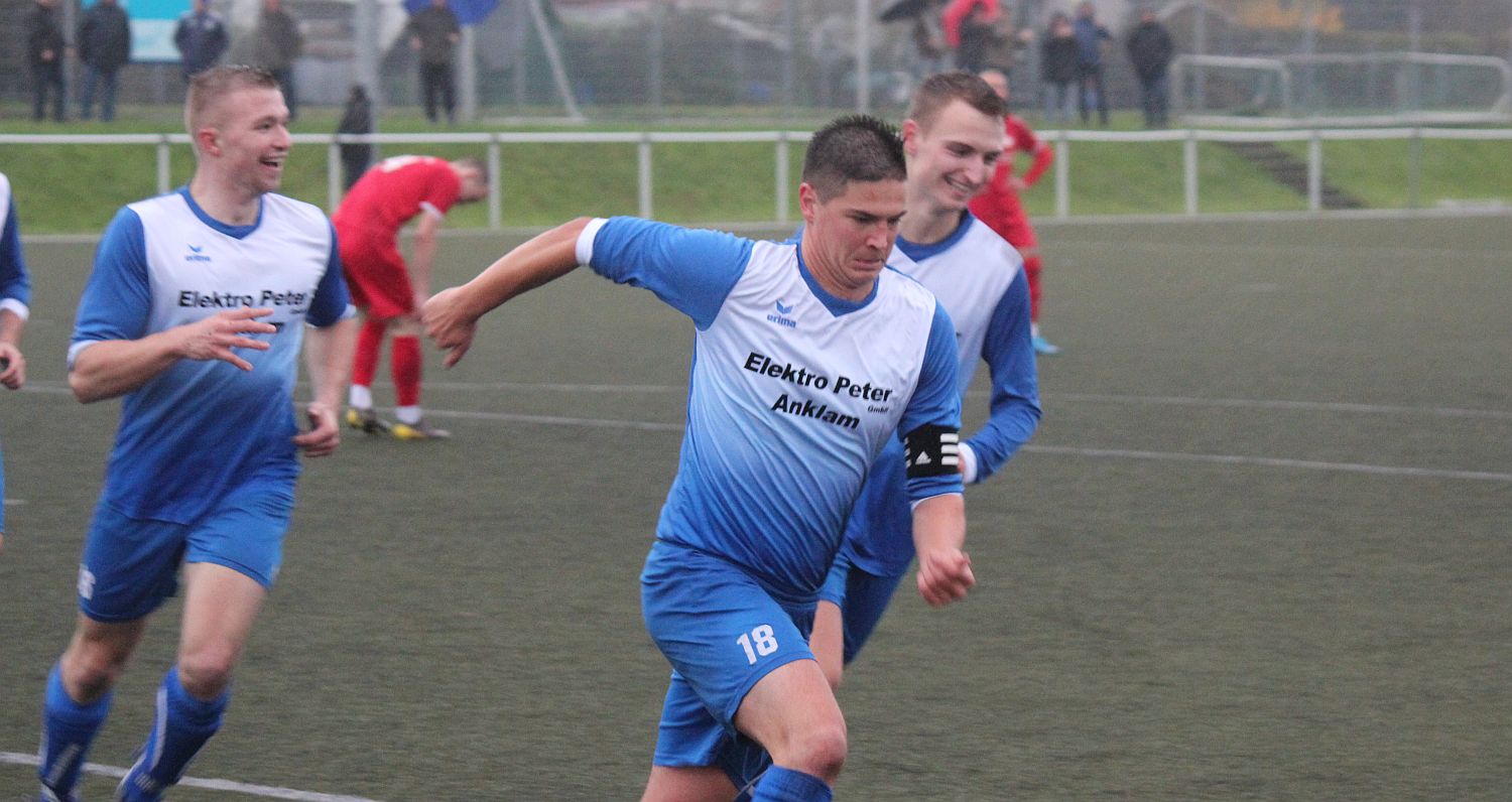 Landesliga-Kicker feiern verdienten 3:0-Sieg im Spitzenspiel