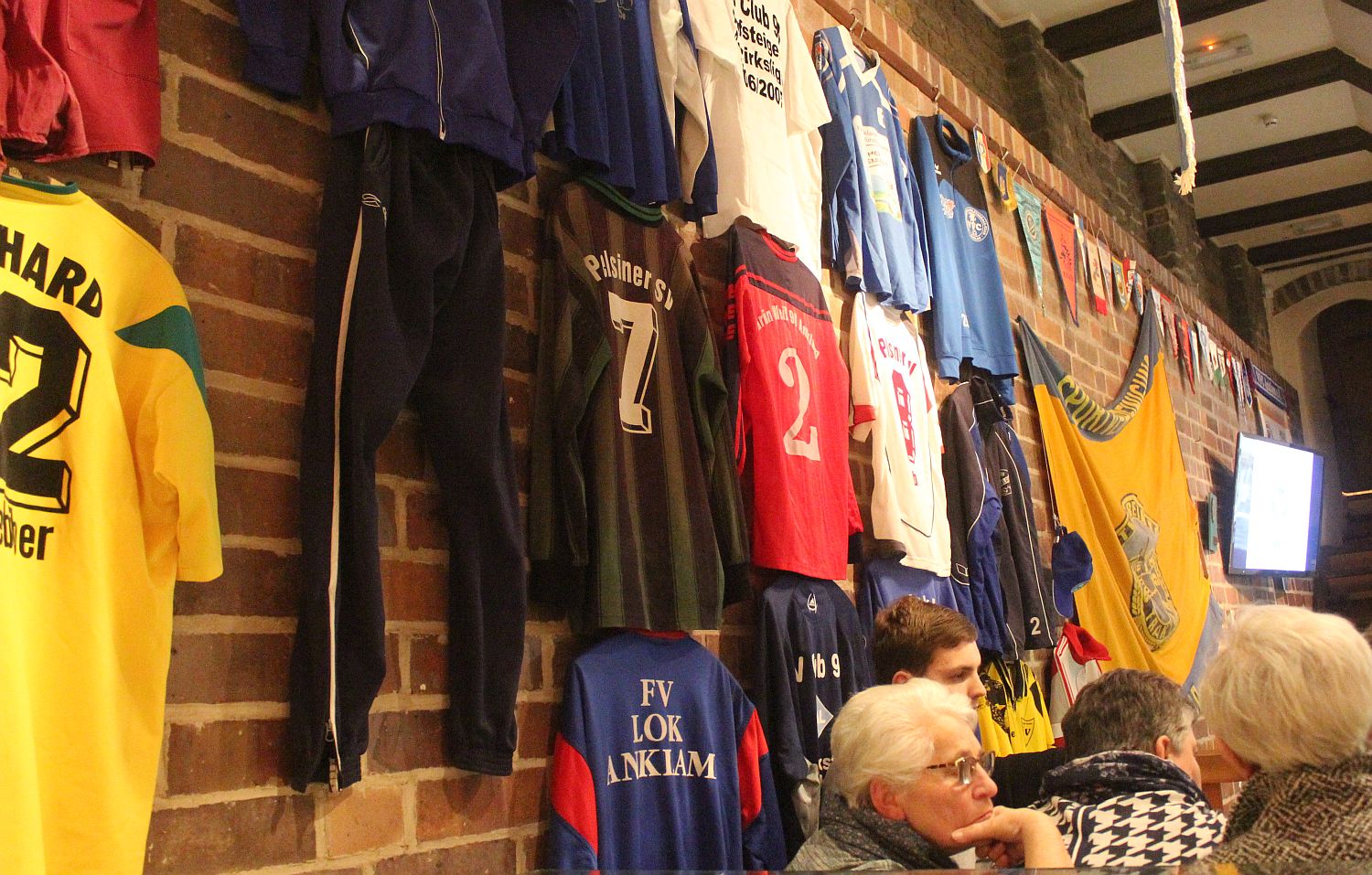 Volle Hütte bei der Ausstellung rund um das Thema „100 Jahre Fußball in Anklam“