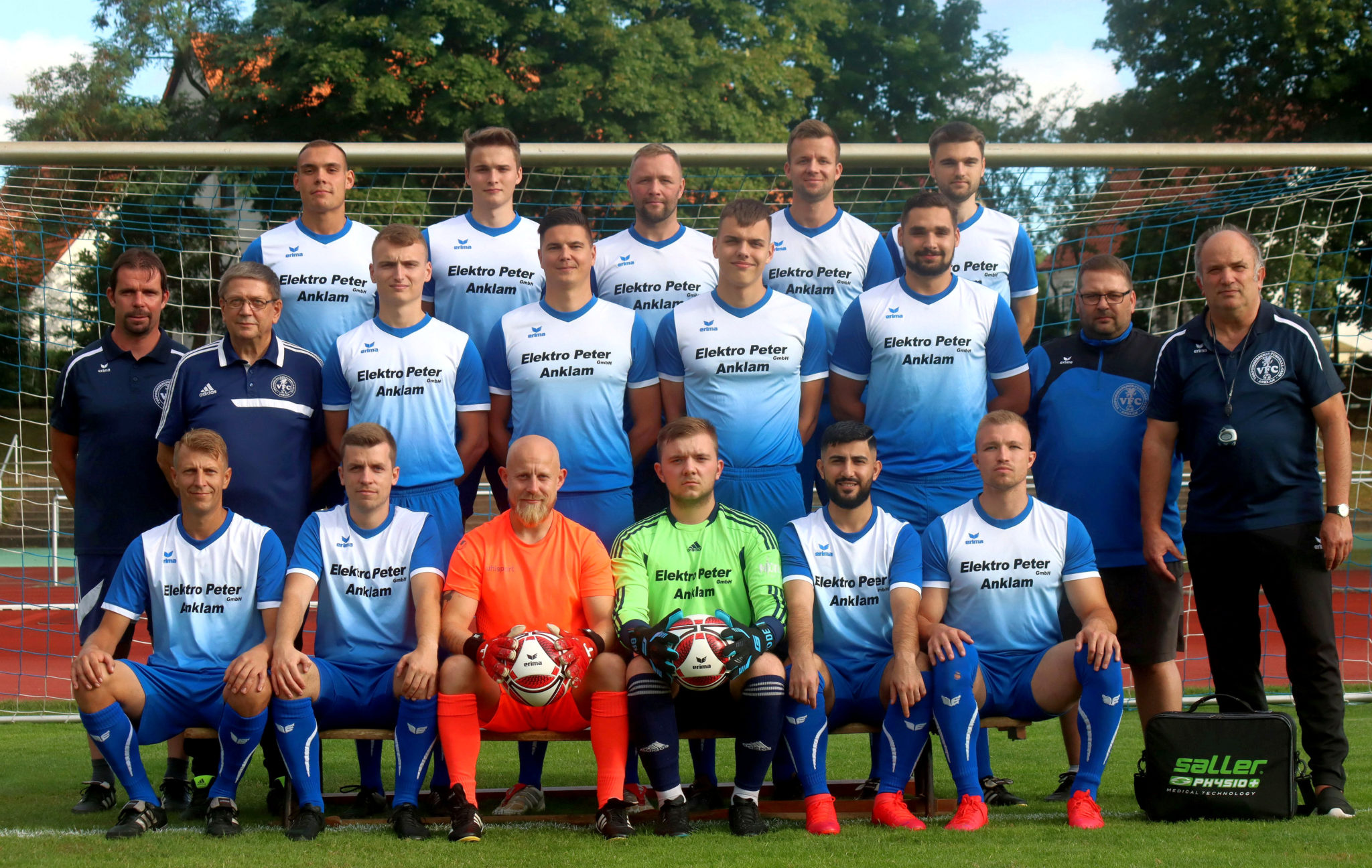 Landesliga-Team nimmt Aufstellung zum Mannschaftsfoto | VFC Anklam e.V.