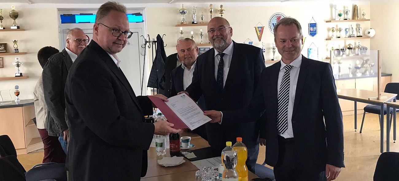 MV-Wirtschaftsminister Harry Glawe übergibt schriftliche Förderzusage für neues Multifunktionsgebäude