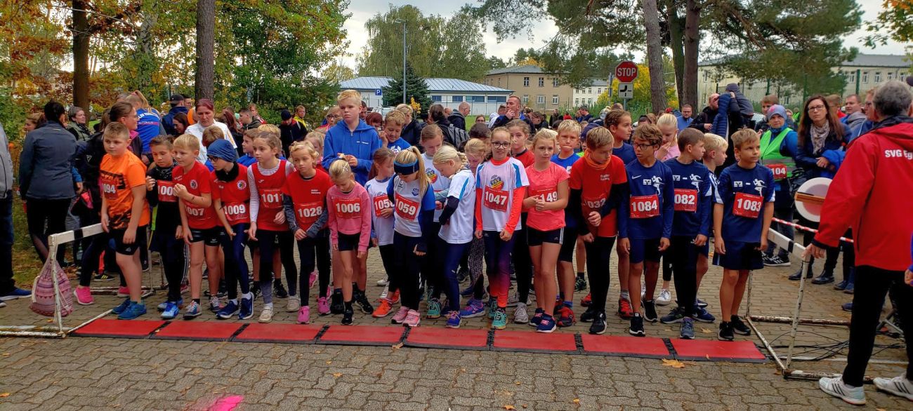 Leichtathletik-Duo sichert sich Doppelsieg beim Karpiner Herbstcross