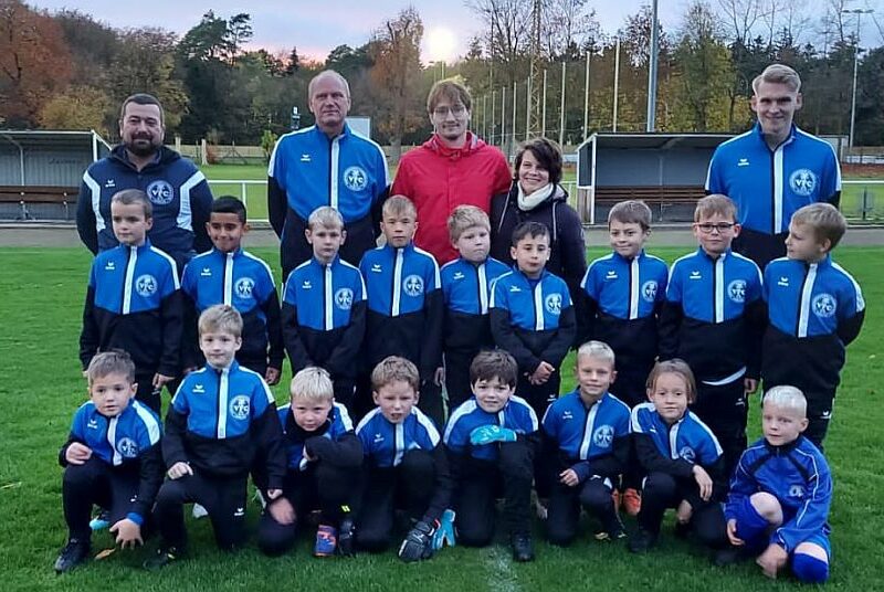 Fußball-Zwerge freuen sich über neue Trainingsanzüge