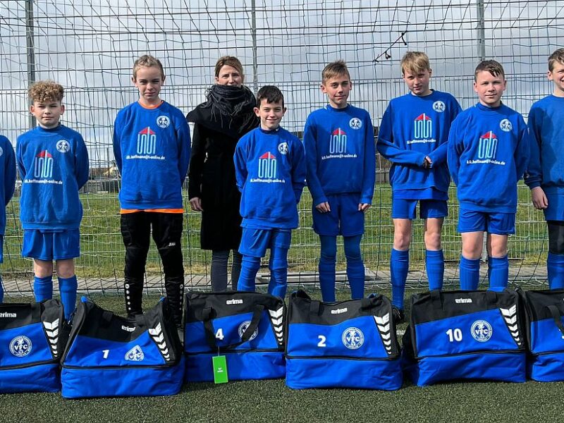 Arztpraxis Marie Piehl sponsert neue Trainingstaschen für unsere D1-Junioren