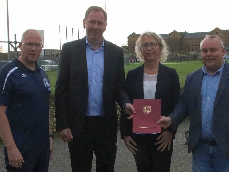 Staatssekretär überreicht Zuwendungsbescheid für neue LED-Scheinwerfer