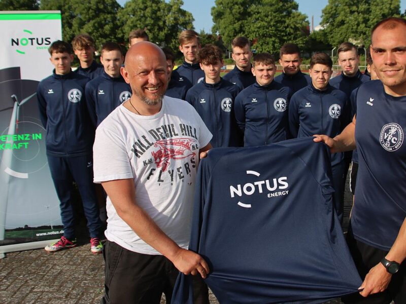 Nachwuchs-Hauptsponsor Stephan Schröder übergibt neue Trainingsanzüge
