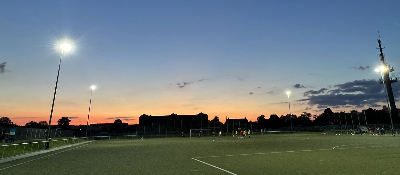 Herren-Teams testen am Freitagabend im eigenen Stadion ihre Form