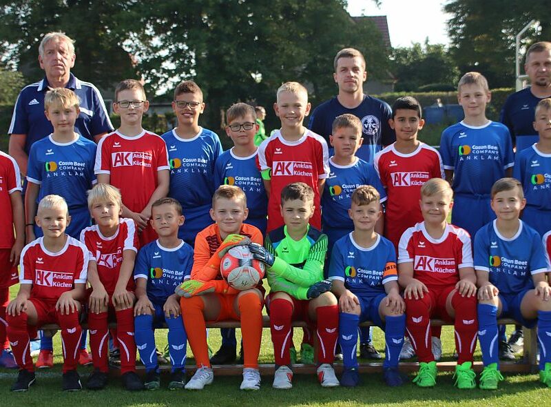 Unsere beiden E-Jugend-Teams liefern sich ein unterhaltsames Kreispokal-Duell Unsere beiden E-Jugend-Teams liefern sich ein unterhaltsames Kreispokal-Duell