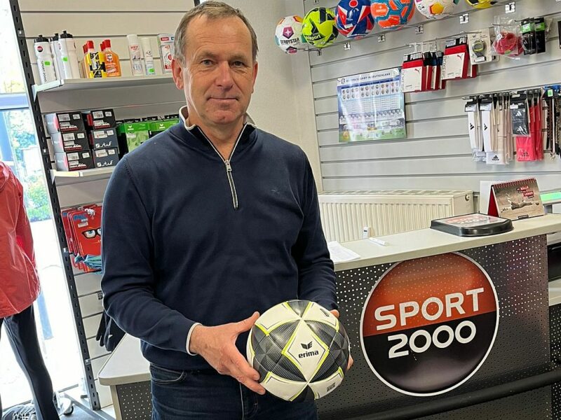 Sportgeschäftsinhaber Dirk Wollenburg spendiert unserer Landesliga-Elf einen neuen Spielball