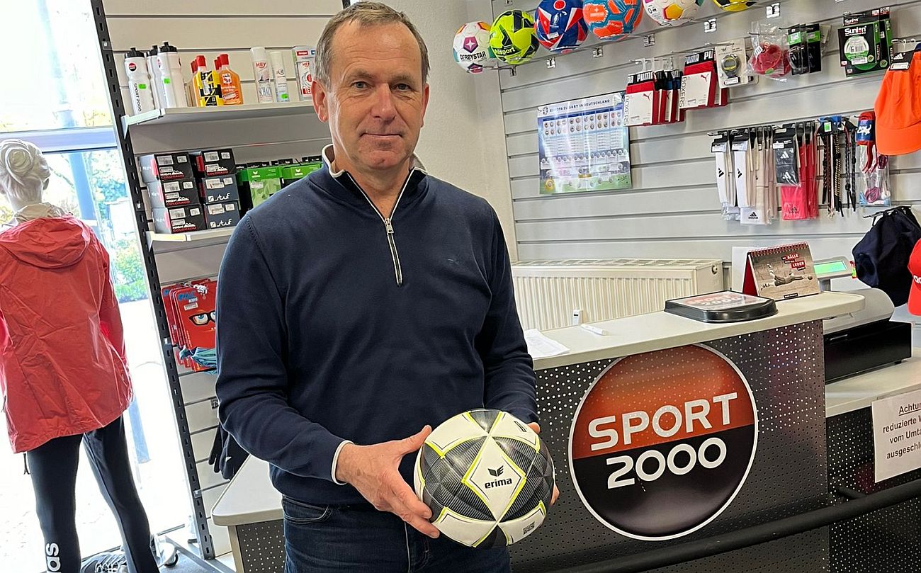Sportgeschäftsinhaber Dirk Wollenburg spendiert unserer Landesliga-Elf einen neuen Spielball