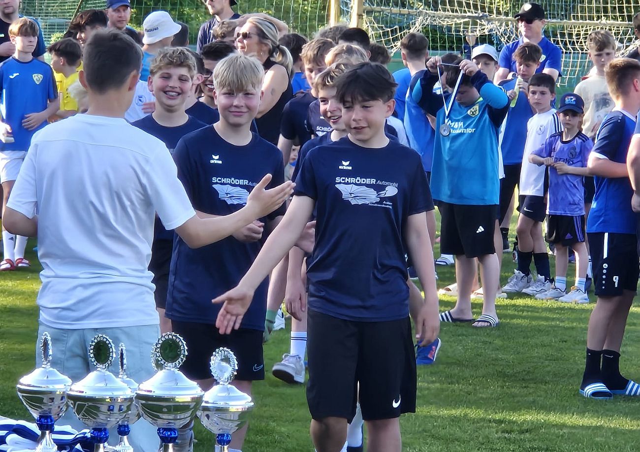 D1-Junioren erleben besonderen Fußball-Tag in Deetz