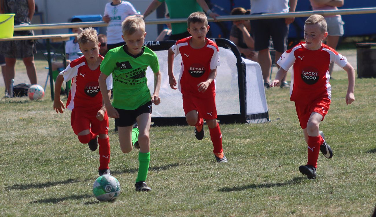 Großer Spaß bei großer Hitze: Kleine Kicker begeistern bei Bambini-Turnier