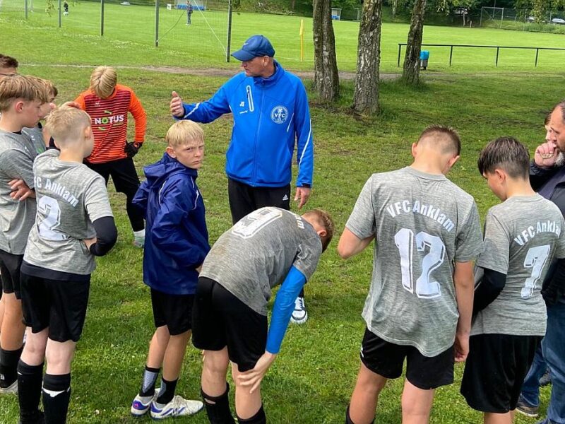 Starker Einsatz beim Pfingstturnier: D1-Junioren kämpfen sich auf Platz 9