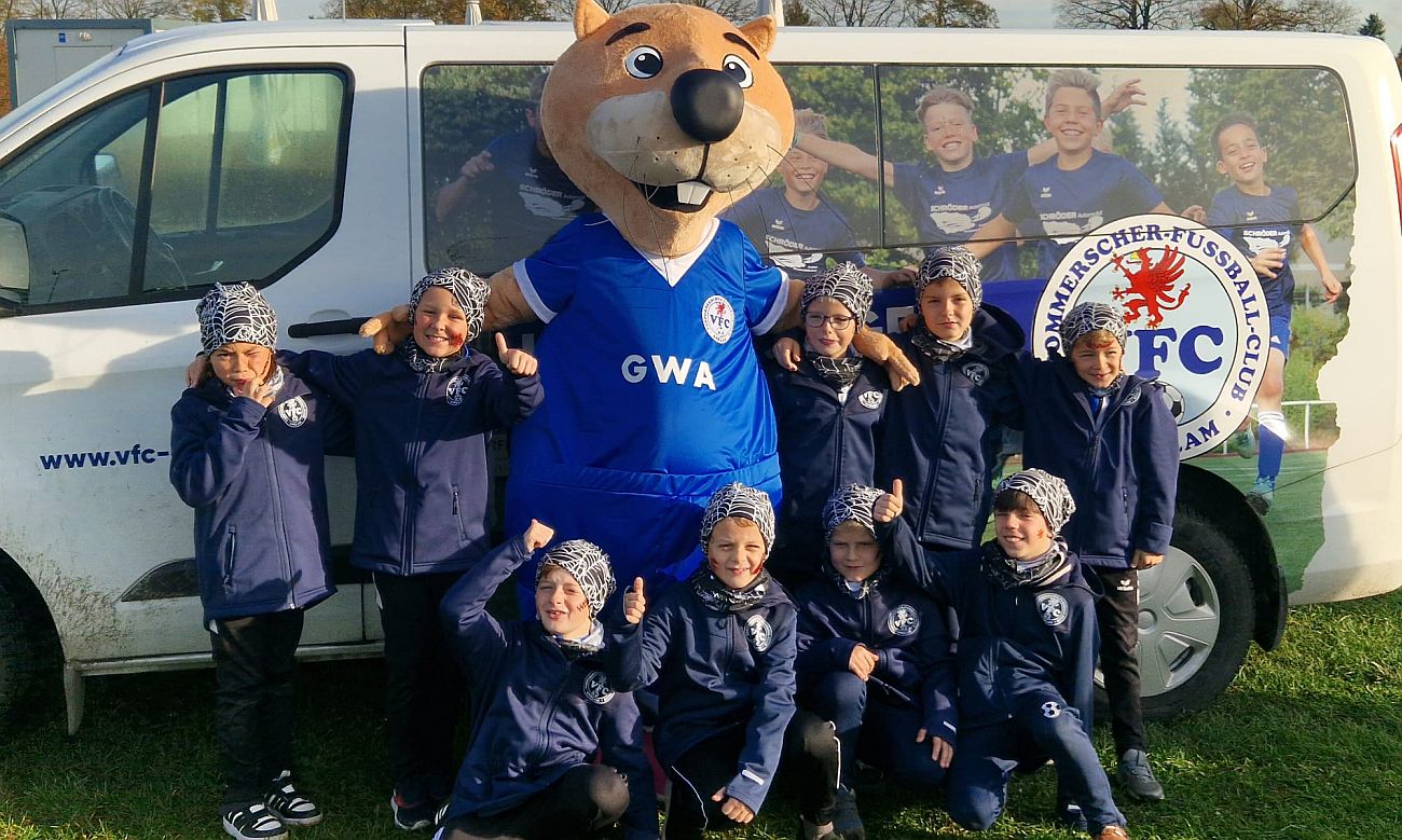 Gruselspaß unter Flutlicht: F-Junioren überzeugen bei Halloween-Turnier in Deetz