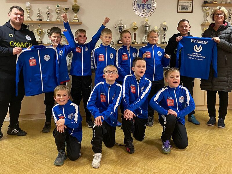 Gemeinsam stark: Unsere E2-Jugend freut sich über neue Trainingsanzüge Gemeinsam stark: Unsere E2-Jugend freut sich über neue Trainingsanzüge