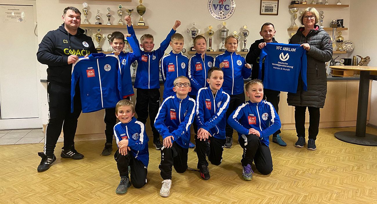 Gemeinsam stark: Unsere E2-Jugend freut sich über neue Trainingsanzüge