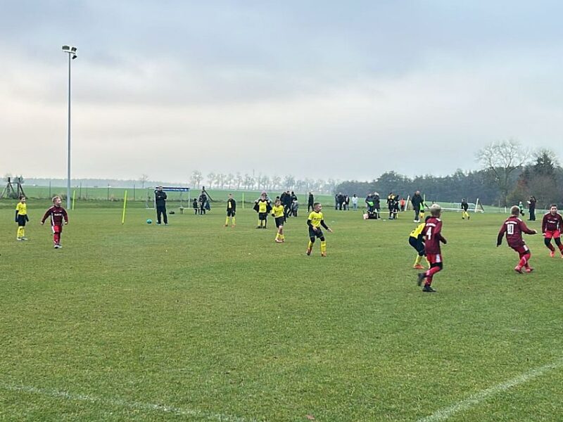 E2-Junioren sind beim Spitzenreiter chancenlos E2-Junioren sind beim Spitzenreiter chancenlos