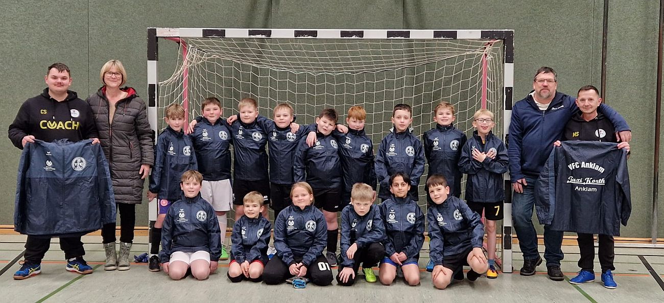 Große Freude bei den E2-Junioren: Neue Allwetterjacken gesponsert