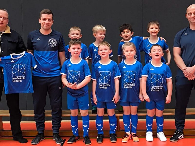 Neue Trikots: Inselmühle Usedom unterstützt unsere Bambini-Mannschaft Neue Trikots: Inselmühle Usedom unterstützt unsere Bambini-Mannschaft