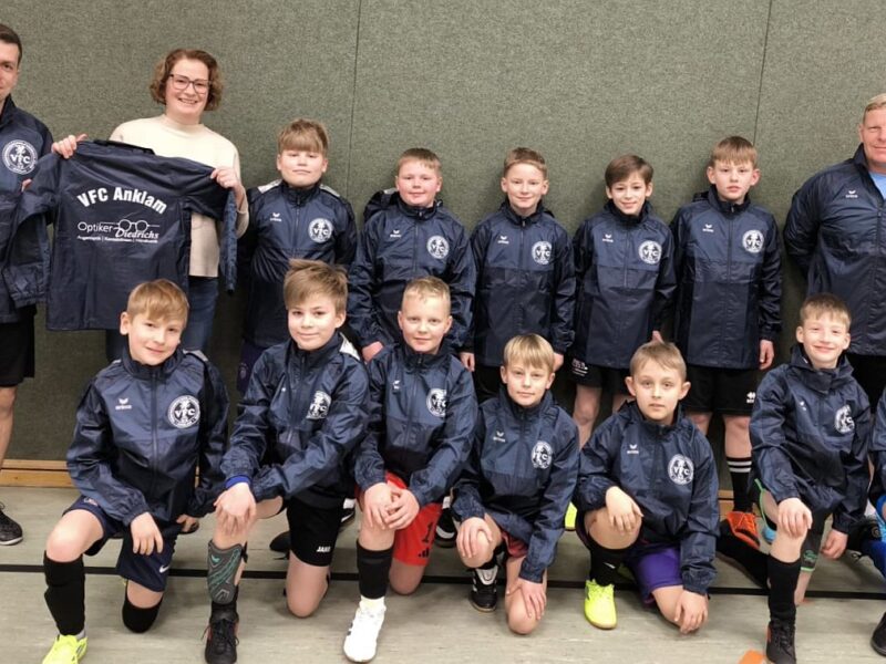 Regen? Na und! E1-Junioren freuen sich über neue Jacken Regen? Na und! E1-Junioren freuen sich über neue Jacken