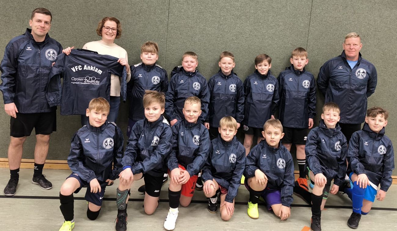 Regen? Na und! E1-Junioren freuen sich über neue Jacken