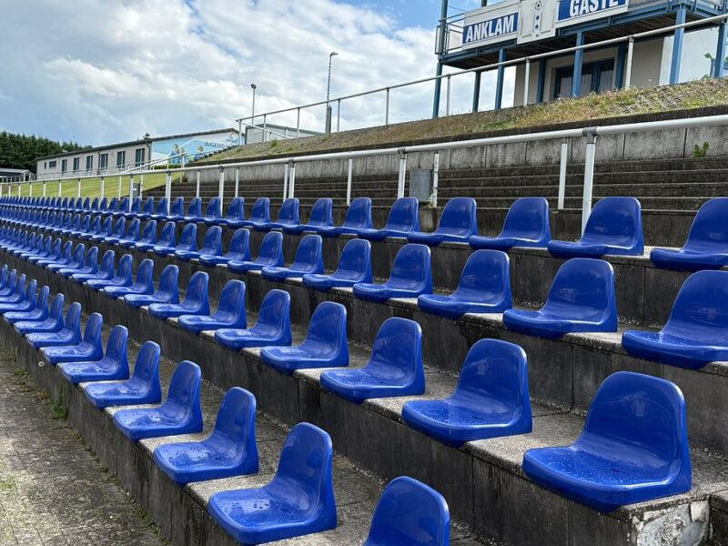 Neue Sitzschalen bringen mehr Komfort ins Werner-Seelenbinder-Stadion