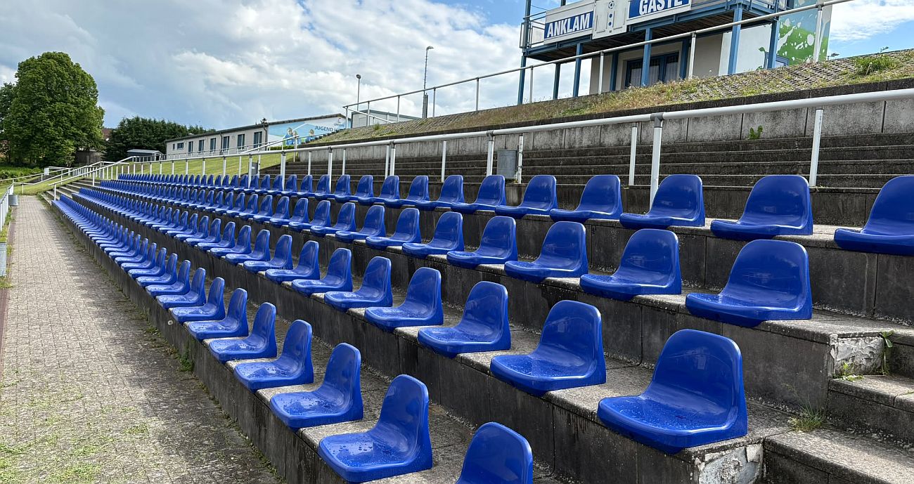 Neue Sitzschalen bringen mehr Komfort ins Werner-Seelenbinder-Stadion
