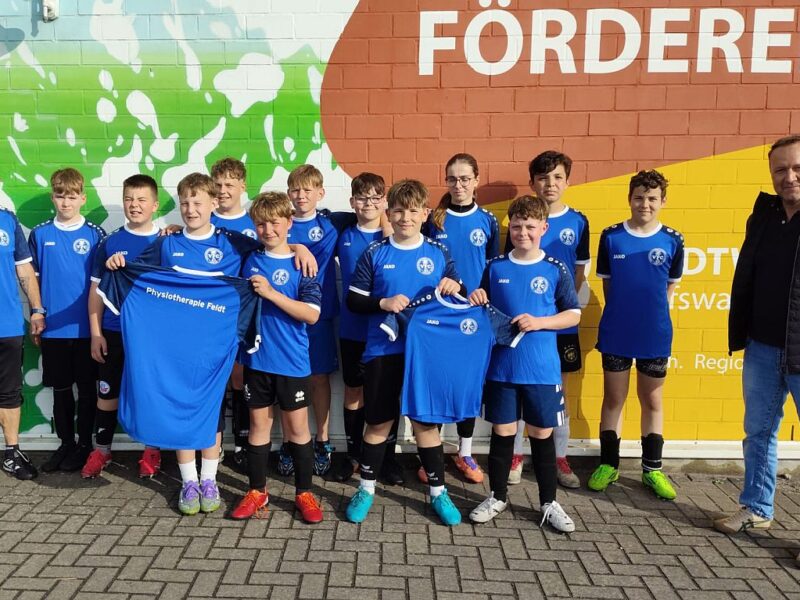 Große Freude bei unseren D2-Junioren: Neue Aufwärmshirts von Henrik Feldt Große Freude bei unseren D2-Junioren: Neue Aufwärmshirts von Henrik Feldt