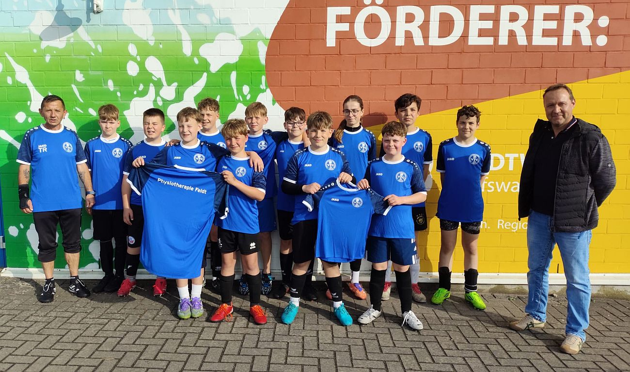Große Freude bei unseren D2-Junioren: Neue Aufwärmshirts von Henrik Feldt