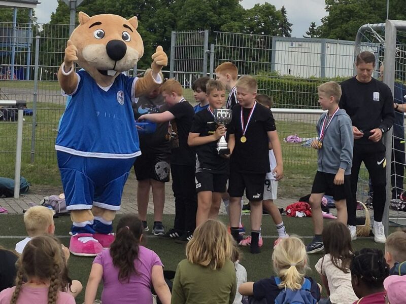 „Otto“ mittendrin: Buntes Sportfest zum Kindertag im Werner-Seelenbinder-Stadion