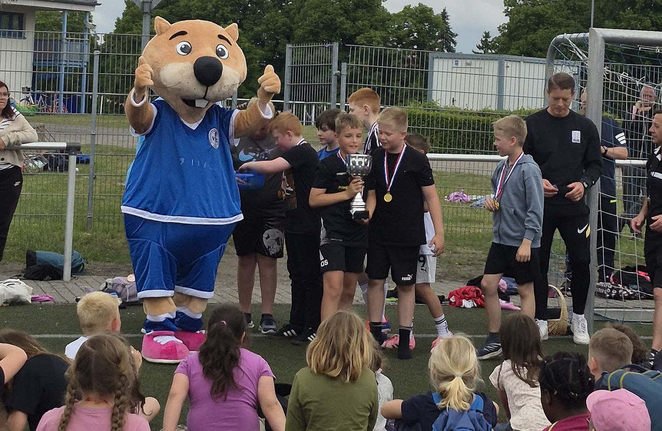 „Otto“ mittendrin: Buntes Sportfest zum Kindertag im Werner-Seelenbinder-Stadion