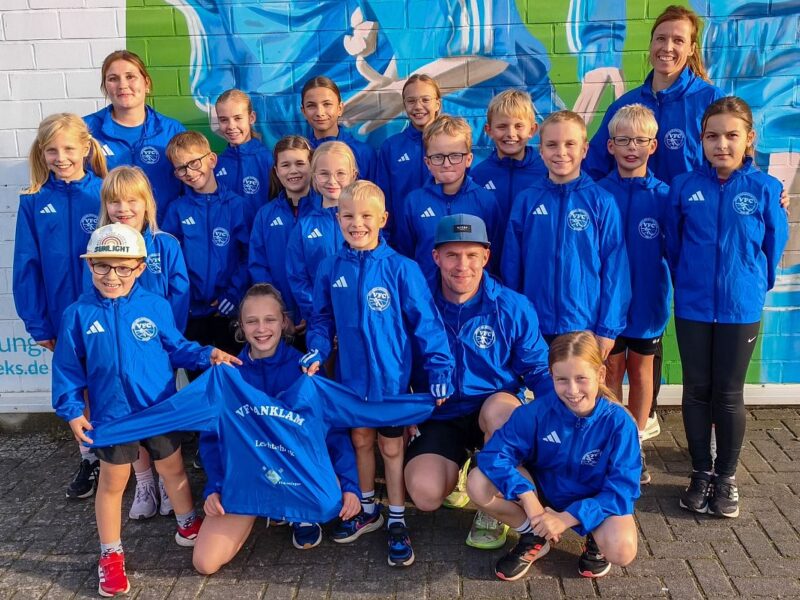 Neue Jacken sorgen beim Leichtathletik-Nachwuchs für Freude Neue Jacken sorgen beim Leichtathletik-Nachwuchs für Freude