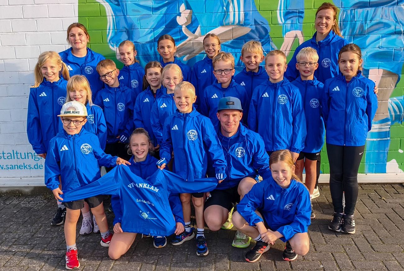 Neue Jacken sorgen beim Leichtathletik-Nachwuchs für Freude